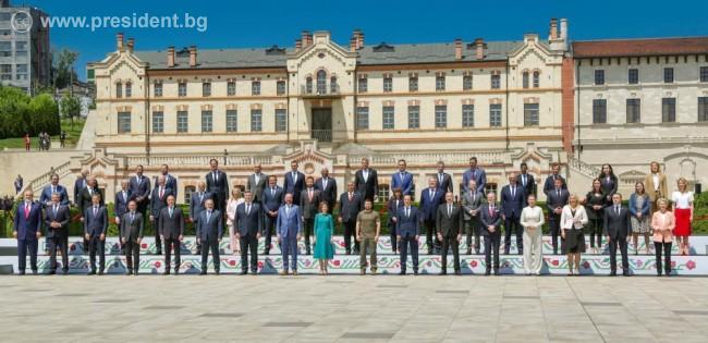 Семейна снимка на участниците в срещата на Европейската политическа общност в Кишинев. Снимка: president.bg