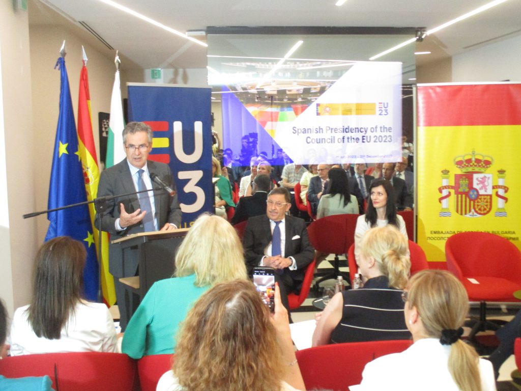 Н. Пр. Алехандро Поланко (на трибуната) представи в София приоритетите на Испанското председателство на ЕС. Снимка: Къдринка Къдринова