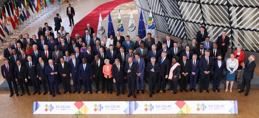 "Семейна снимка" в Брюксел на лидерите на 27 страни от ЕС и на 33 държави от СЕЛАК. Снимка: resumenlatinoamericano.org
