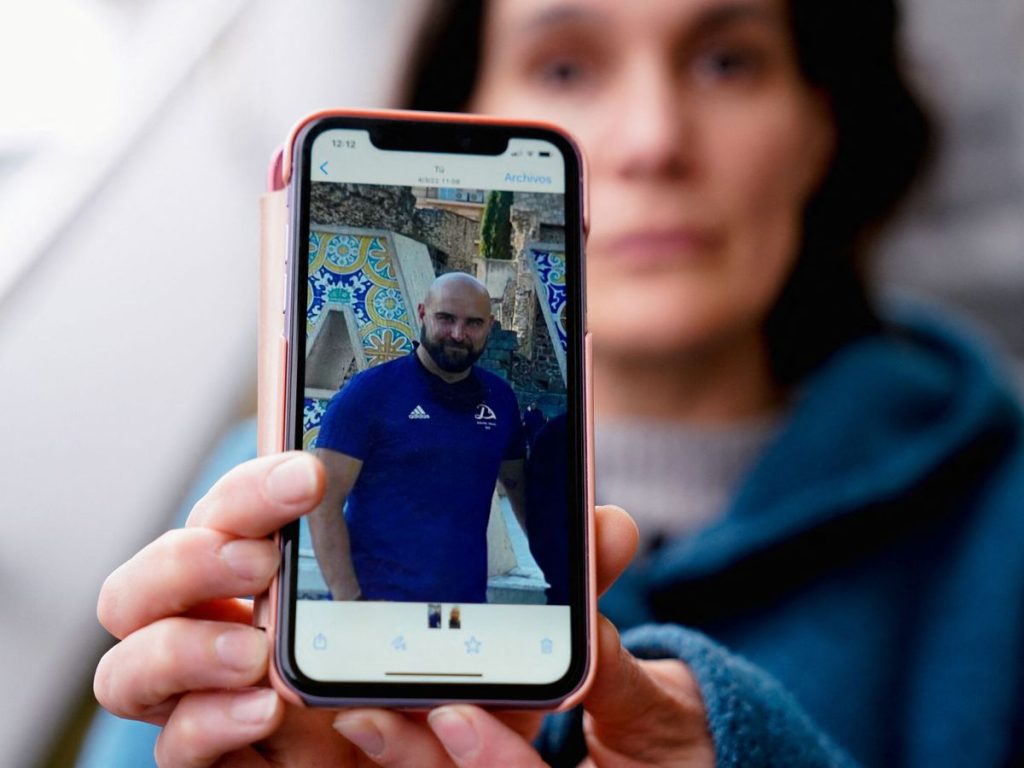 Оиана Гоириена показва снимка на мъжа си Пабло Гонсалес на своя телефон. Снимка: elconfidencial.com