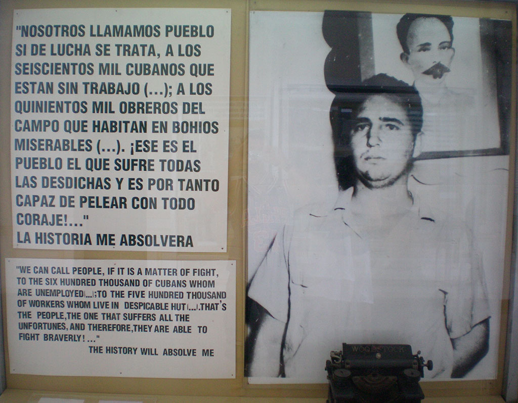 Табло от Музея на революцията в Хавана с откъс от защитната реч на Фидел Кастро и негова снимка под портрета на Хосе Марти по време на ареста му през 1953 г. Снимка: cubaencuentro.com