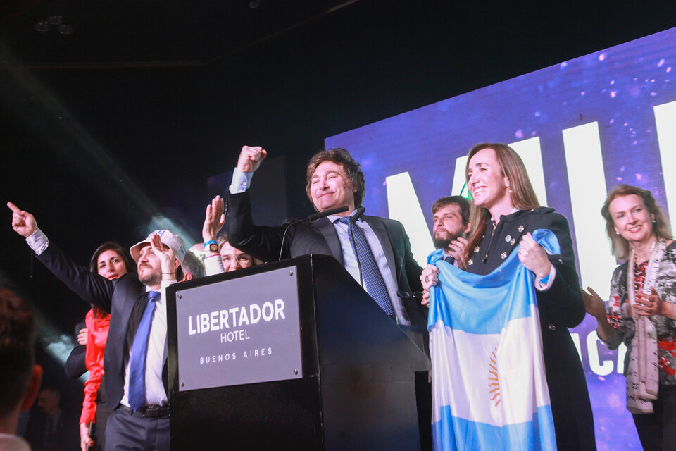 Крайнодесният Хавиер Милеи (зад трибуната) на митинга, с който празнува резултатите си от първичните избори в Аржентина. Снимка: pagina12.com.ar