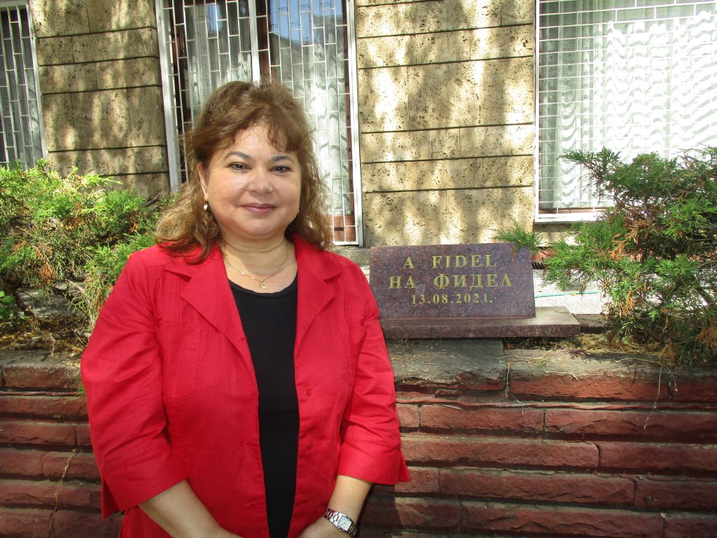 Н. Пр. Мариета Гарсия Хордан край табела в двора на кубинското посолство у нас, възпоменаваща засаждането там през 2021 г. на кипарис в памет на кубинския лидер. Снимка: Къдринка Къдринова