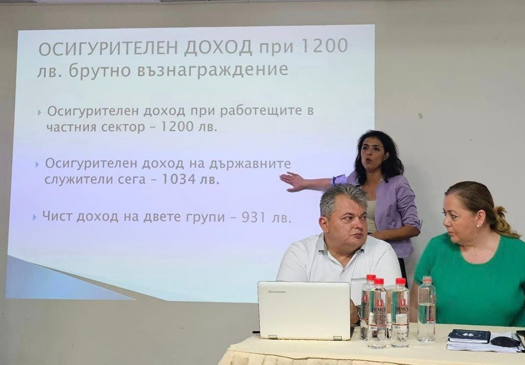 Кремена Атанасова (в зелено, на преден план) и Ваня Григорова (до екрана с данните) при представянето на резултатите от проекта във Враца