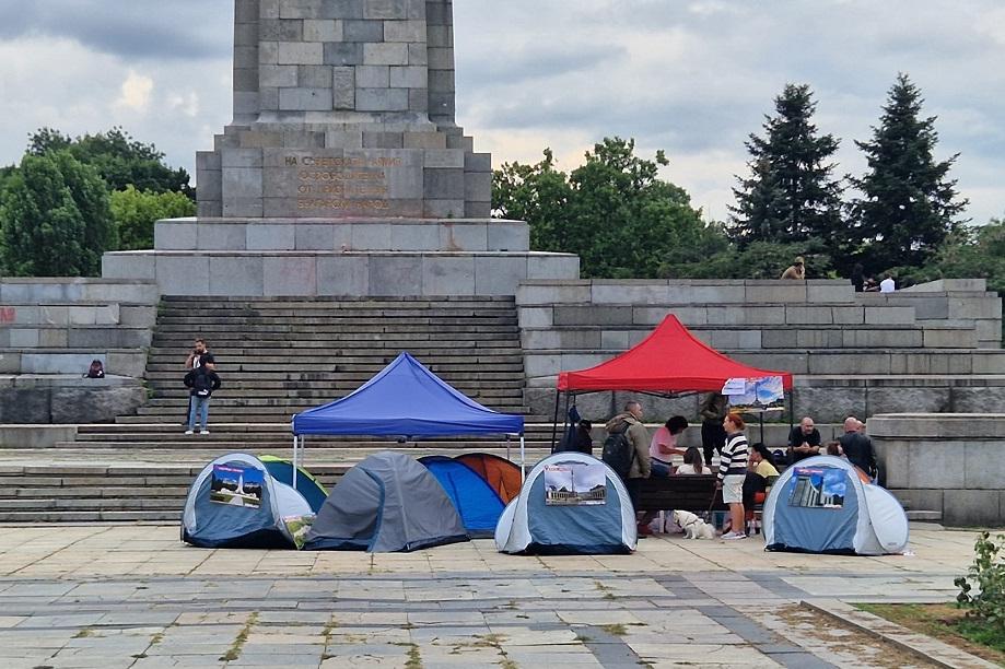 Край Паметника на Съветската армия от 9 август има палатки на противници на разрушаването му. Снимка: Орлин Денчев, Фейсбук