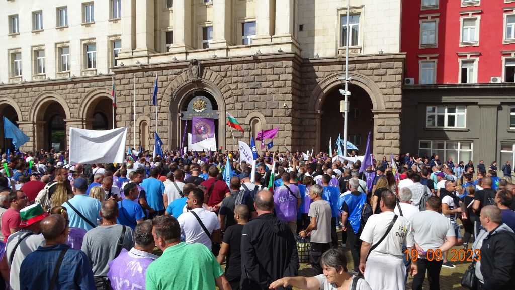 Момент от синдикалния протест на енергетици и миньори пред Министерския съвет на 19 септември. Снимка: Николай Белалов