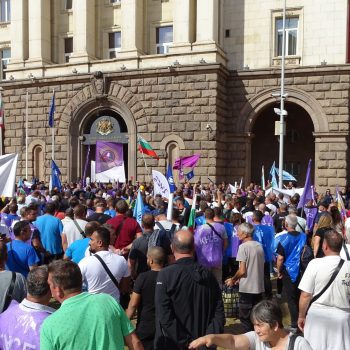 Момент от синдикалния протест на енергетици и миньори пред Министерския съвет на 19 септември. Снимка: Николай Белалов