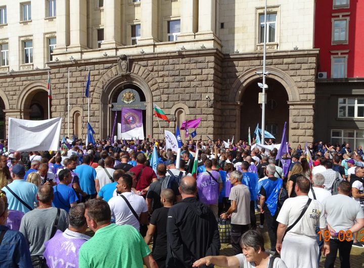 Момент от синдикалния протест на енергетици и миньори пред Министерския съвет на 19 септември. Снимка: Николай Белалов