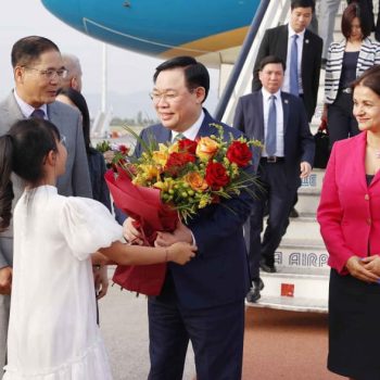 Председателят на виетнамския парламент Въонг Дин Хюе бе посрещнат на летището от зам.-председателя на НС Росица Кирова и получи букет от виетнамско момиченце