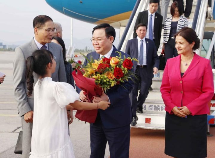 Председателят на виетнамския парламент Въонг Дин Хюе бе посрещнат на летището от зам.-председателя на НС Росица Кирова и получи букет от виетнамско момиченце