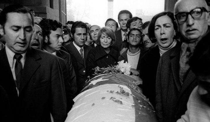 Изнасянето на ковчега i Пабло Неруда от неговия опустошен от военните дом в Сантяго. В центъра е съпругата му Матилде Урутиа. Снимка: Fundacion Pablo Neruda