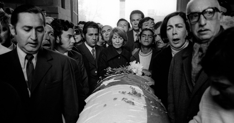 Изнасянето на ковчега i Пабло Неруда от неговия опустошен от военните дом в Сантяго. В центъра е съпругата му Матилде Урутиа. Снимка: Fundacion Pablo Neruda