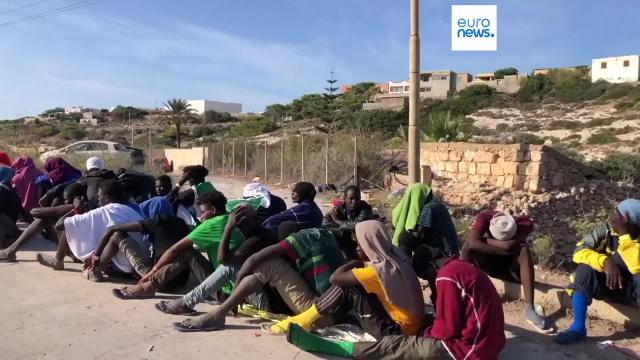 Мигранти в Лампедуза. Снимка от телевизионния екран: Euronews