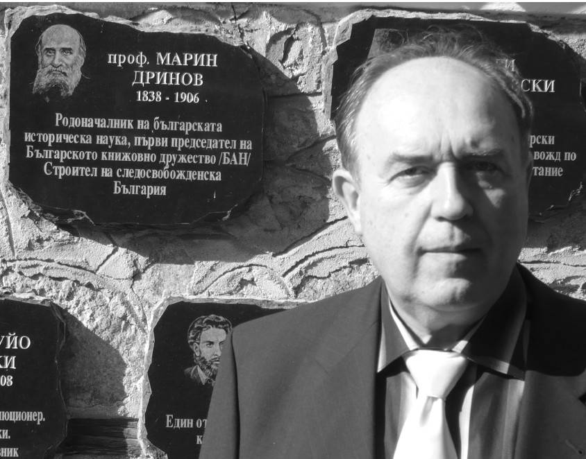 Владимир Сафронов-Дринов пред паметна плоча за своя прадядо Марин Дринов в Панагюрище