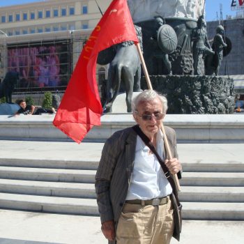 Анжел Вагенщайн с червено знаме в центъра на Скопие преди няколко години. Снимка: Велиана Христова