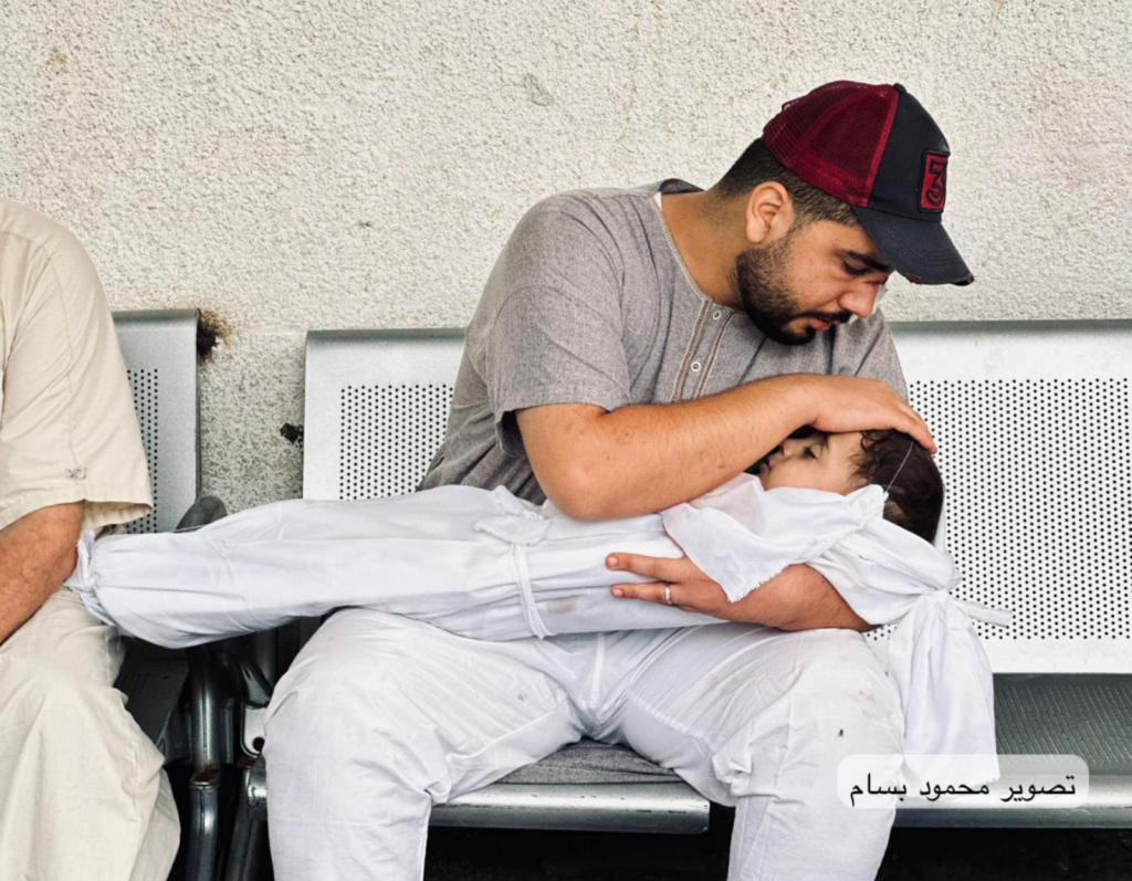 Палестински баща се прощава с детето си, убито от израелска бомбардировка. През последните 48 часа израелските въздушни удари в газа са убили 436 души, включително 91 деца и 61 жени, а още 2271 са ранени.