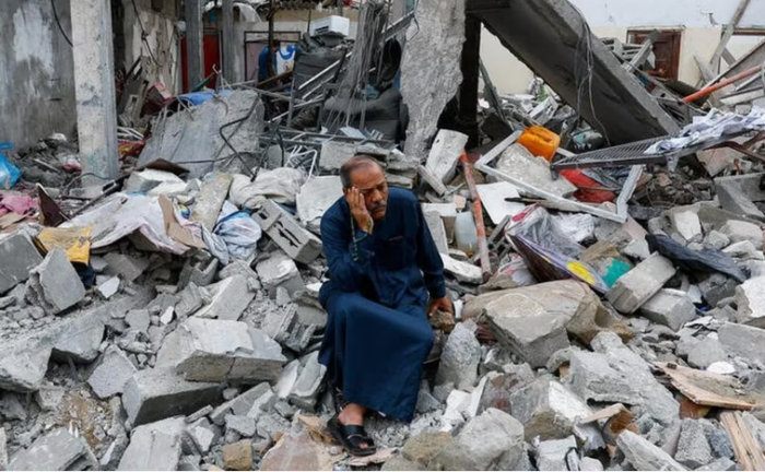 Газа отново е в развалини след ответните удари на Израел, който ѝ спира и тока, и водата, и снабдяването. А в Брюксел се канят да отрежат и европомощите. Снимка: infobae.com