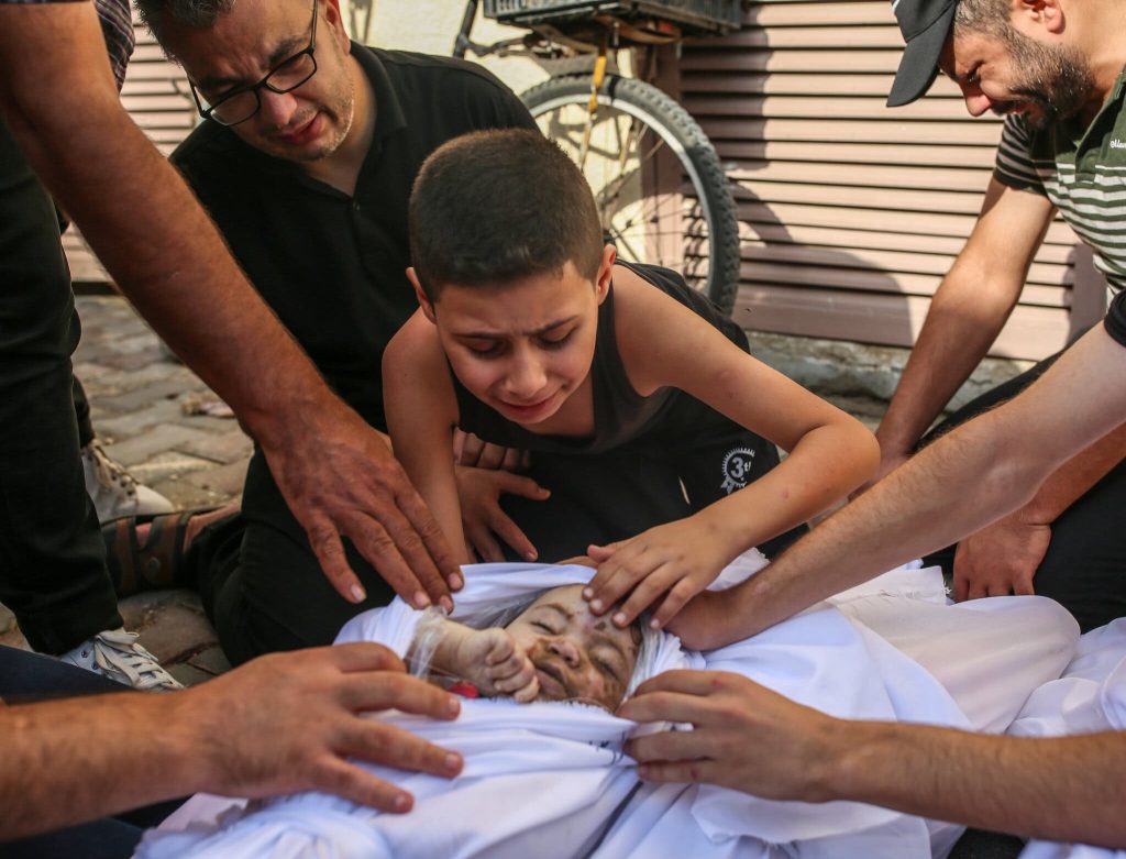 9-годишният Халед Джудех скърби над тялото на малката си сестричка Миск