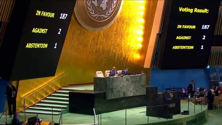 Залата на Общото събрание на ООН след гласуването на кубинската резолюция против американската блокада. Виждате се изписани данните за резултатите от гласуването. Снимка: cubaminrex.cu