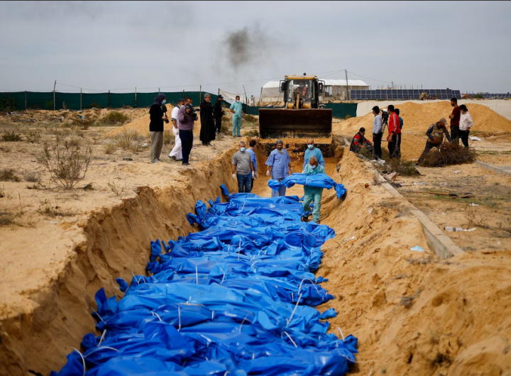 Огромният брой цивилни жертви в Газа трябва да бъдат заравяни в масови гробове. Снимка: Ройтерс