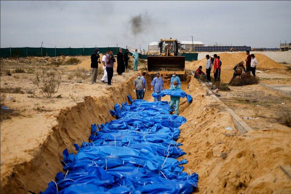 Огромният брой цивилни жертви в Газа трябва да бъдат заравяни в масови гробове. Снимка: Ройтерс