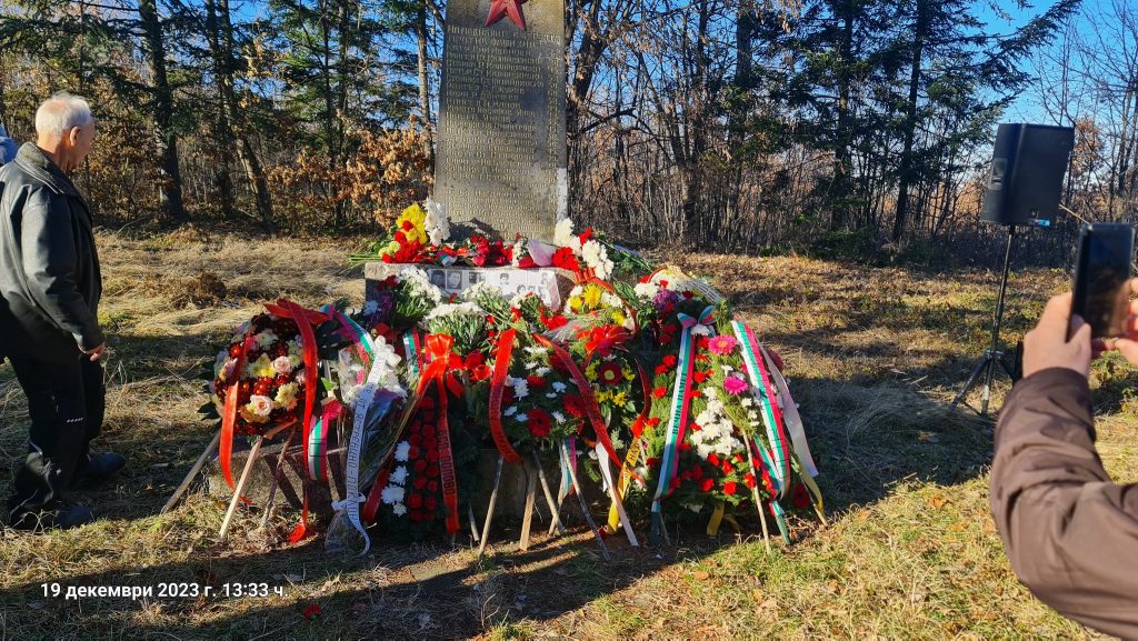 Венци и цветя отрупаха паметника на мястото на разстрела на партизанските семейства, сред тях и шестте ястребинчета. Снимка: Николай Белалов