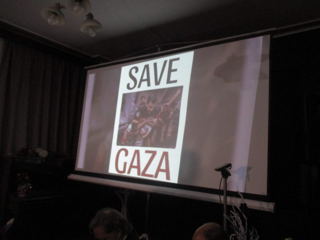 "Спасете Газа", призоваха кадри от екрана в Клуб "Журналист". Снимка: Къдринка Къдринова