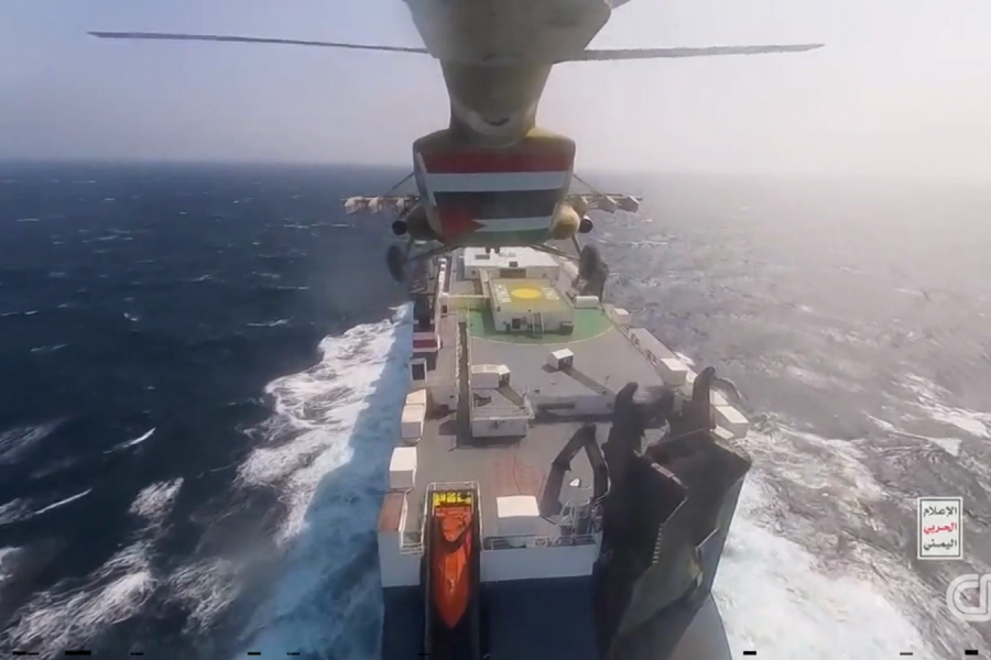 Стоп-кадър от видео, разпространено от хутите и показващо тяхна атака по кораб в Червено море. Снимка: corrienteshoy.com