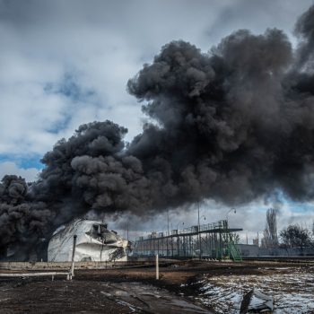 Гори петролно депо край Житомир, Украйна. Снимка: storyteller.iom.int/UNIAN
