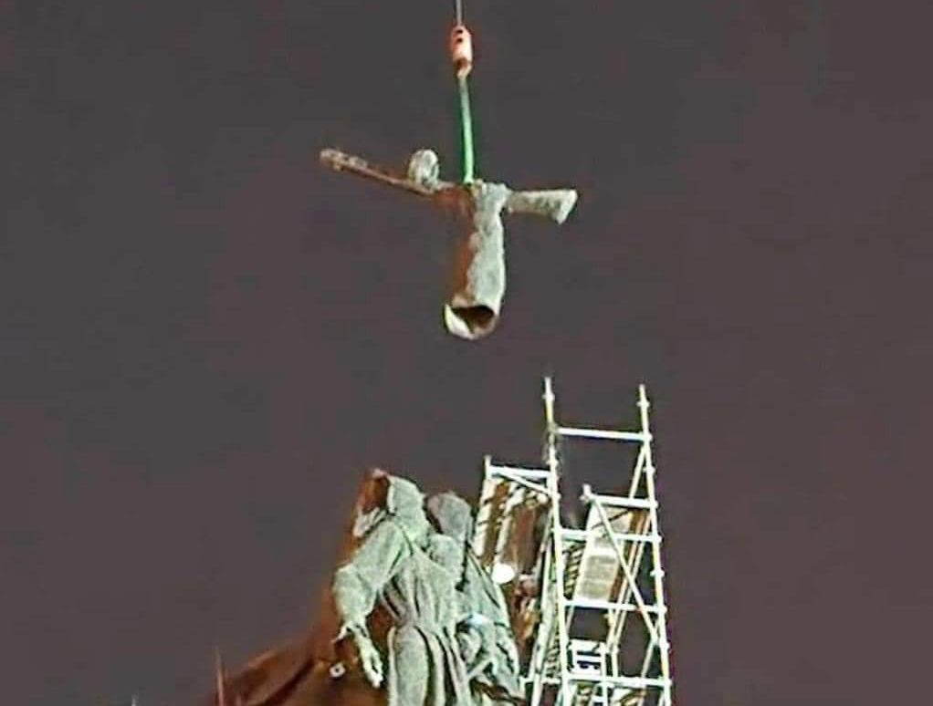 Кадър с отрязаната от паметника на Съветската армия ръка на войника с автомат, вдигната от крана