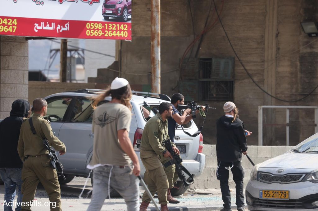 Израелски заселници екстремисти нападат палестинци.