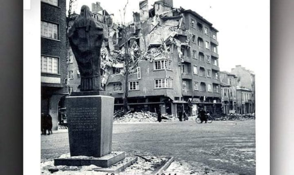 Паметникът на Патриарх Евтимий гледа към ударена от англо-американските бомбардировки жилищна сграда в центъра на София.