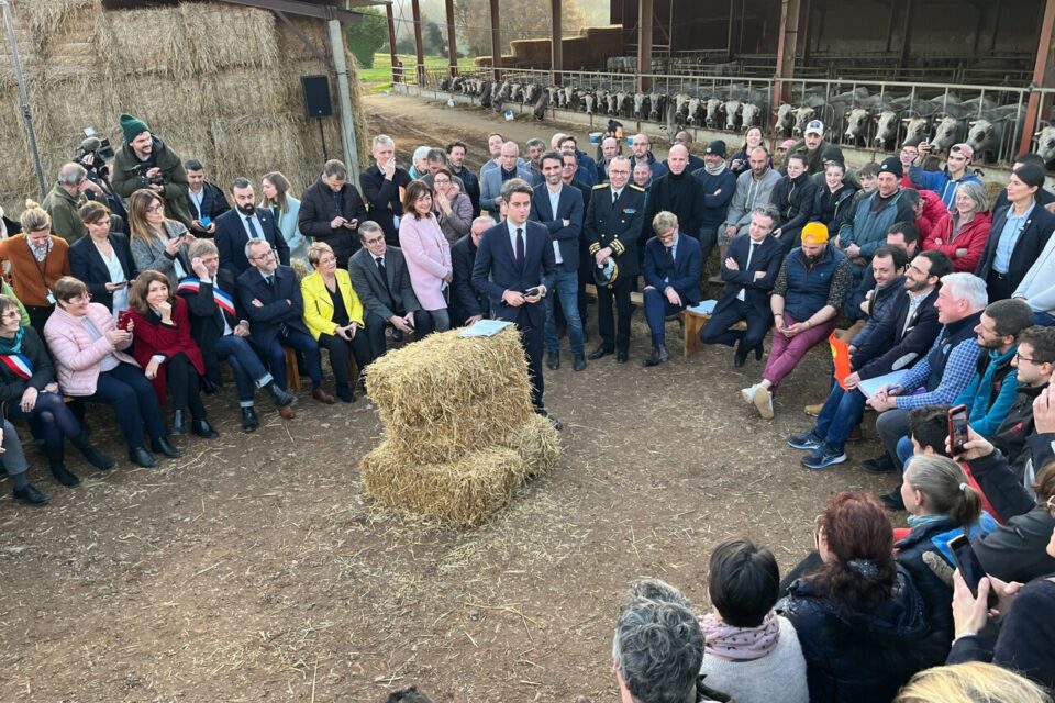 Френският премиер Габриел Атал (в център) говори в кравеферма в Южна Франция на 26 януари. Снимка: actu.fr
