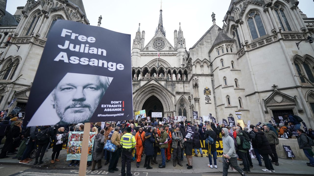 Непрестанни протести съпровождаха сегашните двудневни изслушвания поо делото на Асанж във Върховния съд в Лондон. Снимка: The Independent