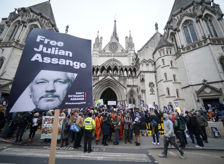 Непрестанни протести съпровождаха сегашните двудневни изслушвания поо делото на Асанж във Върховния съд в Лондон. Снимка: The Independent