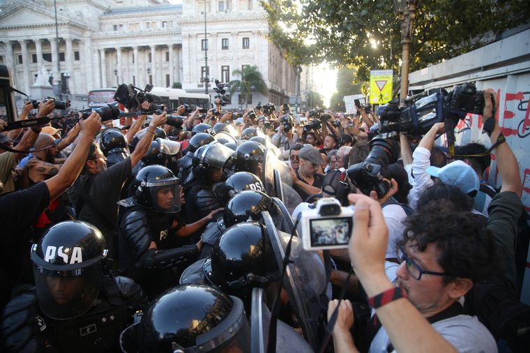 Момент от напрежението пред Конгреса в Буенос Айрес през последните дни. Снимка: Cadena3
