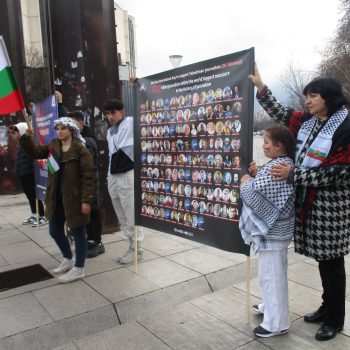На митинга в София на 25 февруари бе издигнат транспарант с лицата и имената на убитите в Газа палестински журналисти. Вдясно – Снежана Тодорова, председател на СБЖ. Снимка: Къдринка Къдринова