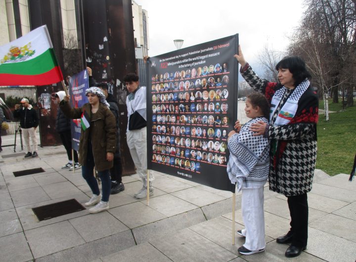 На митинга в София на 25 февруари бе издигнат транспарант с лицата и имената на убитите в Газа палестински журналисти. Вдясно – Снежана Тодорова, председател на СБЖ. Снимка: Къдринка Къдринова
