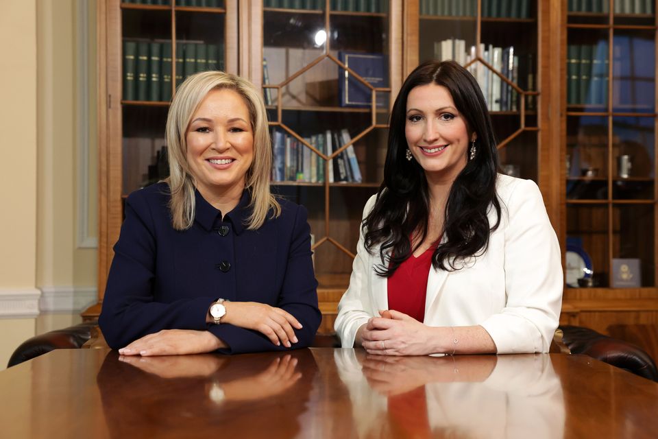 Мишел О'Нийл  (вляво) е новият първи министър на Северна Ирландия, първата представителка на „Шин Фейн” на поста. Вицепремиерка в равностойна позиция е Ема-Литъл Пенгъли от ДЮП. Снимка: belfasttelegraph.co.uk
