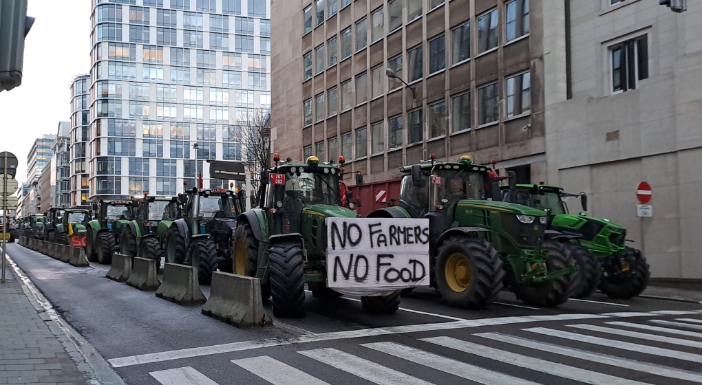 "Няма фермери – няма храна". 1000 трактори блокираха Брюксел на 1 февруари. Снимка: bx1.be