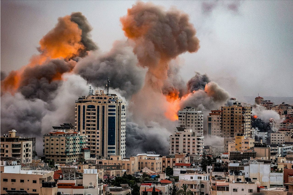 Огнено кълбо и дим се издигат по време на израелски въздушни удари в ивицата Газа, 9 октомври 2023 г. (Atia Mohammed/Flash90)