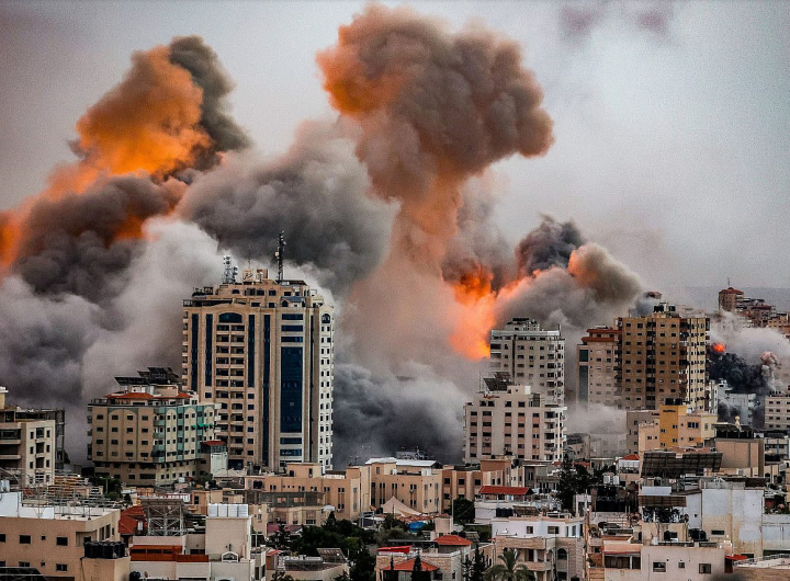 Огнено кълбо и дим се издигат по време на израелски въздушни удари в ивицата Газа, 9 октомври 2023 г. (Atia Mohammed/Flash90)