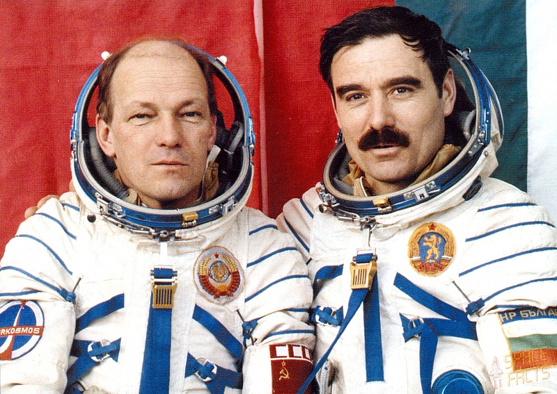 Георги Иванов (вдясно) и Николай Рукавишников излитат със „Союз-33” на 10 април 1979 г., а кацат два дни по-късно - навръх Деня на космонавтиката