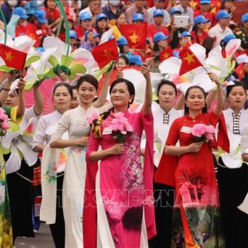 Още един момент от днешното празнично шествие на стадиона в Диен Биен Фу. Снимка: baotintuk.vn