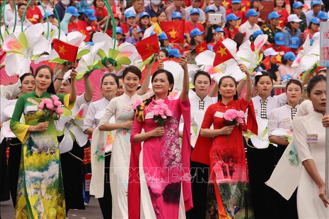 Още един момент от днешното празнично шествие на стадиона в Диен Биен Фу. Снимка: baotintuk.vn
