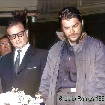 Още един кадър от участието н Салвадор Алиенде и Че Гевара в проява в Университета на Монтевидео през 1961 г. Снимка: Хулио Роблес