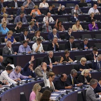Повечето политически семейства в досегашния състав на Европейския парламент гласуваха консенсусно по  темите за отбраната и сигурността. Снимка: EFE