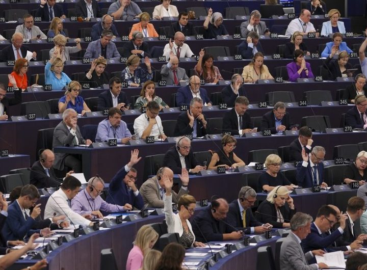 Повечето политически семейства в досегашния състав на Европейския парламент гласуваха консенсусно по  темите за отбраната и сигурността. Снимка: EFE