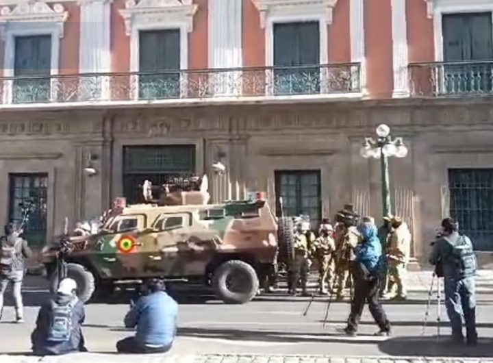 Военна бронирана кола пред входа в президентския дворец в Ла Пас по време на опита за преврат на 26 юни. Снимка: EFE