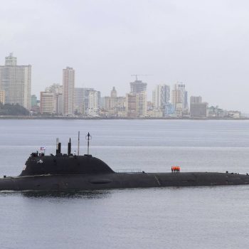 Руската подводница "Казан" в залива на Хавана